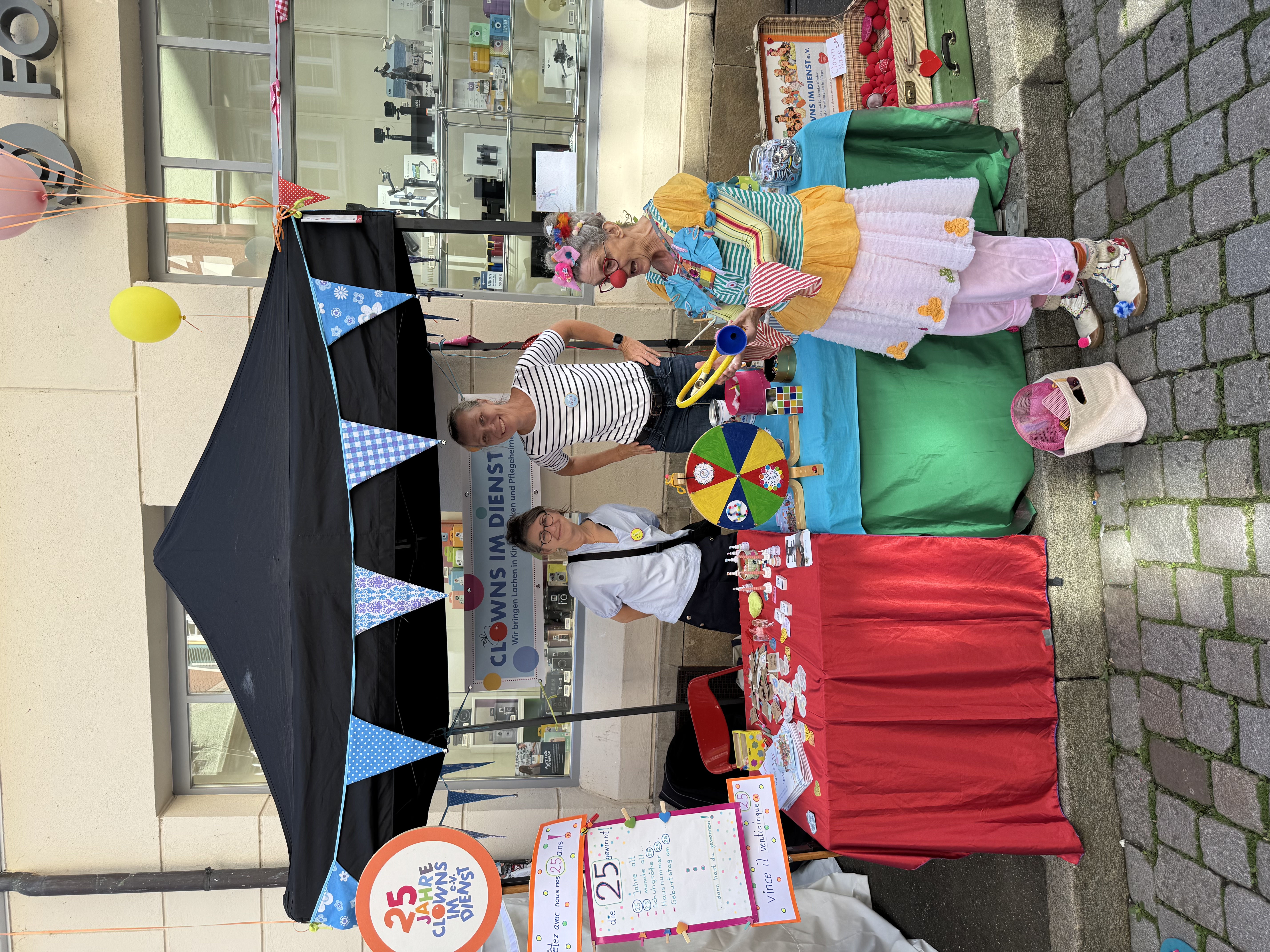 Sommersonne und viele fröhliche Menschen bei uns am Stand auf dem Umbrisch-Provenzalischen Markt in Tübingen